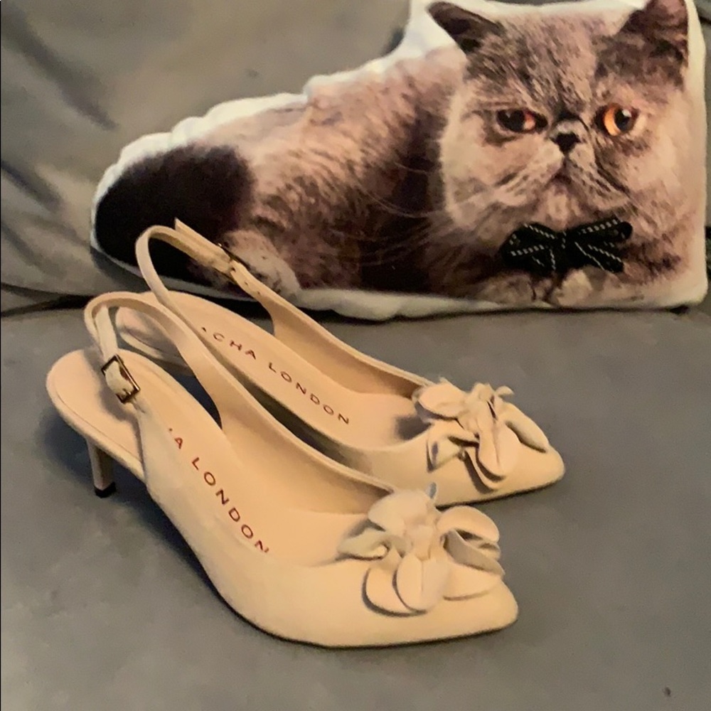 Sasha London cream heels with flower